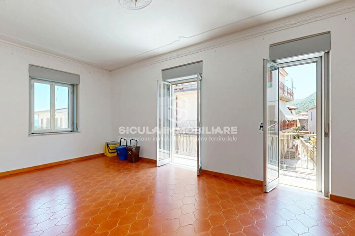 Appartamento trilocale in vendita in Via Marco Polo, Caronia