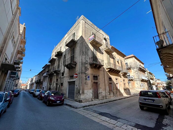 Casa con 10 locali in vendita in Via Cristoforo Colombo Ragusa, Ragusa