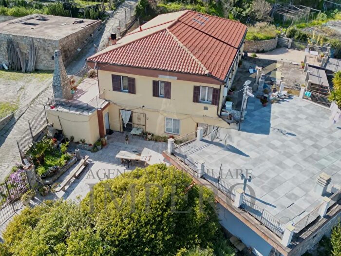 Casa con 8 locali in vendita in Strada Curtasse, Bordighera