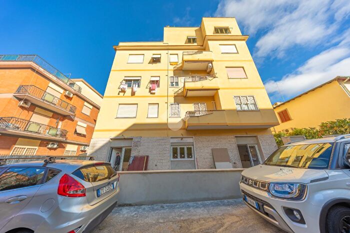 Appartamento trilocale in vendita in Via delle Viole, Roma