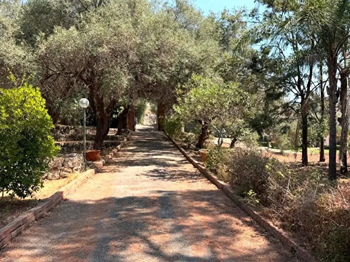 Casa con 8 locali in vendita in Viale Epipoli, Siracusa