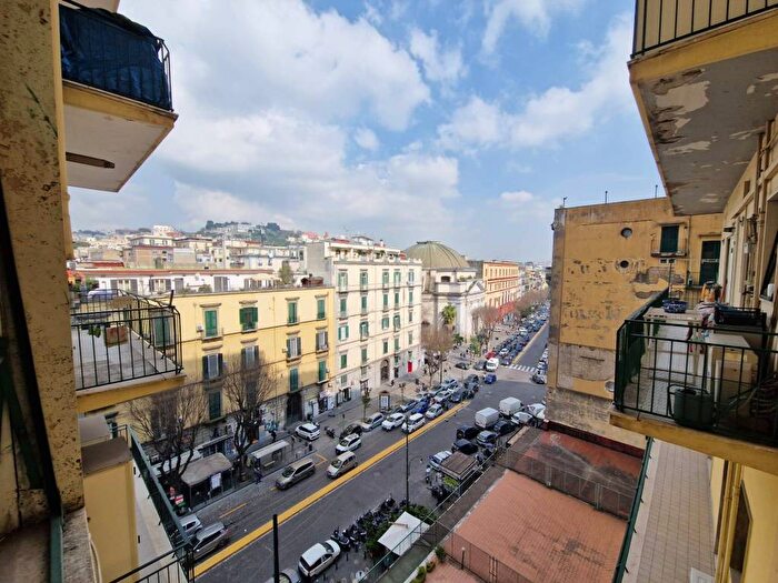 Appartamento trilocale in affitto in Via Foria, Tribunali, Napoli