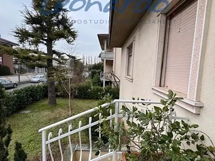 Casa con 8 locali in vendita in Piacenza