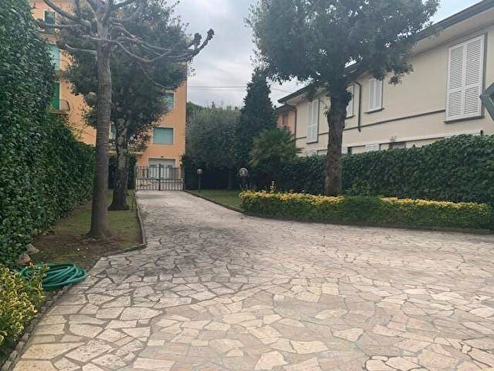 Appartamento quadrilocale in affitto in Via Umberto Giordano, Lido di Camaiore, Camaiore