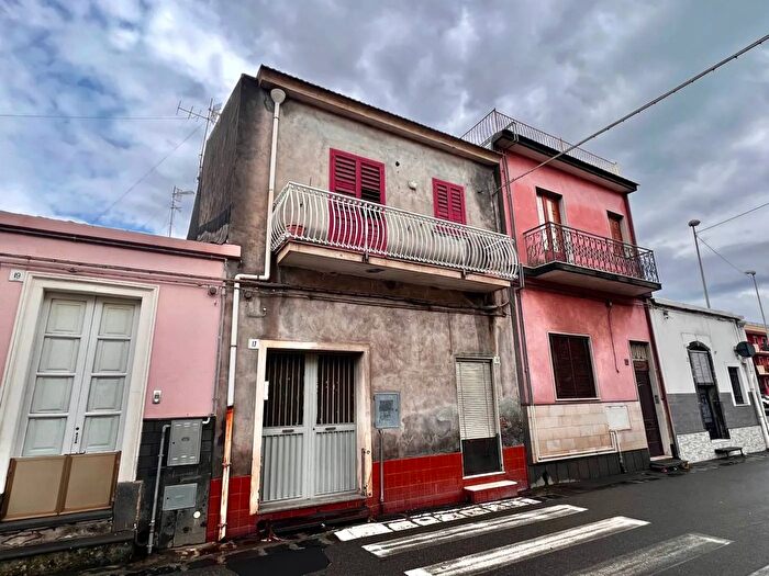 Casa con 8 locali in vendita in Riposto