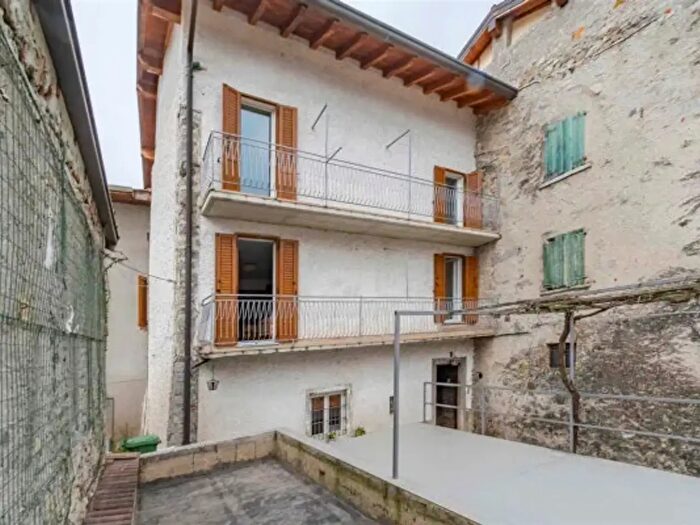 Casa con 6 locali in vendita in Via Castello, Zogno