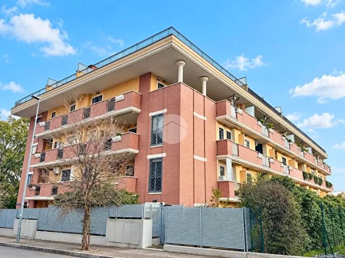 Appartamento quadrilocale in vendita in Via Acciaroli, Roma