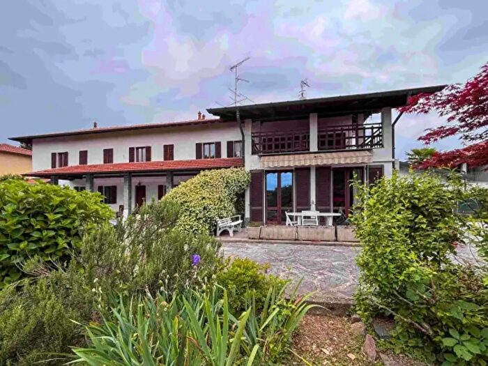 Casa con 6 locali in vendita in Via San Michele, Angera