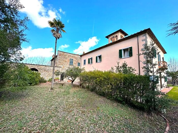 Casa con 17 locali in vendita in Montecatini Val Di Cecina