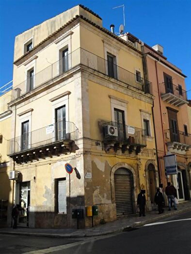 Casa con 12 locali in vendita in Ragusa