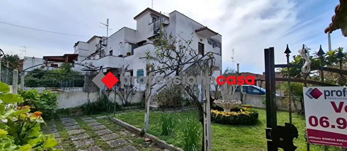 Appartamento trilocale in vendita in Via Pontassieve, Pomezia