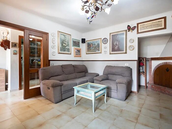 Casa con 7 locali in vendita in Capannori