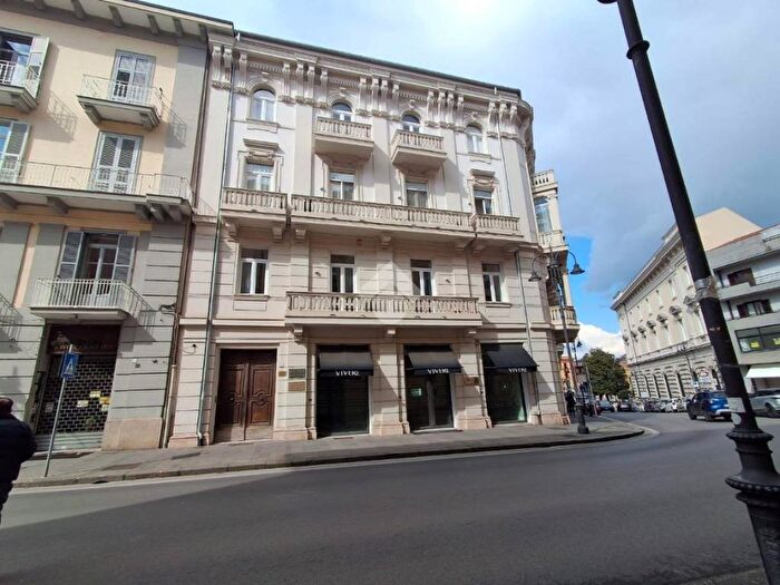 Appartamento con 6 locali in affitto in Via Francesco De Sanctis, Emanuele II C Colombo Morelli e Silvati, Avellino