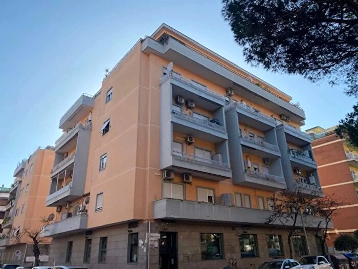 Appartamento trilocale in vendita in Via Angelo Olivieri Roma, Roma