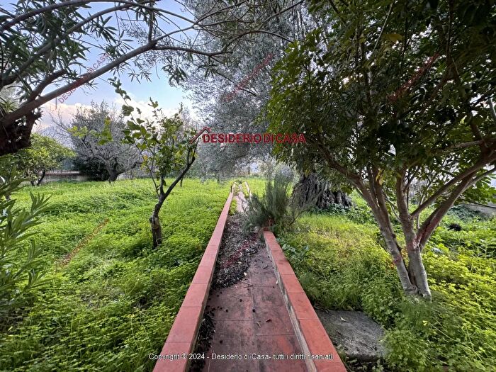 Casa con 8 locali in vendita in Carini