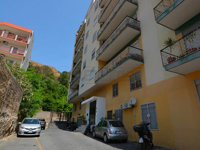 Appartamento quadrilocale in vendita in Via Pietro Castelli, Messina