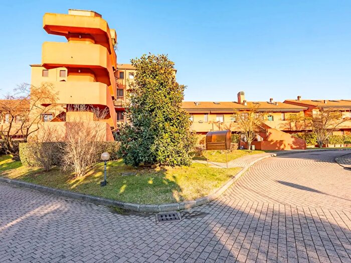 Appartamento trilocale in vendita in Lainate