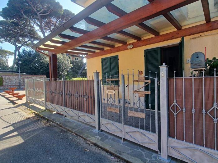 Appartamento trilocale in affitto in Via Camillo Benso di Cavour, Pietrasanta