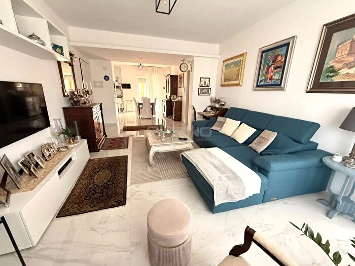 Appartamento con 5 locali in vendita in Via Achille Adorno, Siracusa