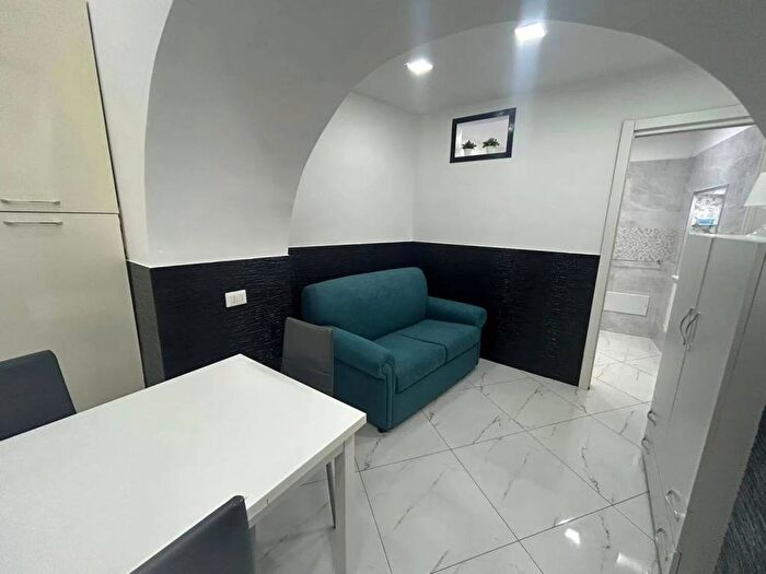 Appartamento monolocale in affitto in Scale San Maria Apparente, Chiaia, Napoli