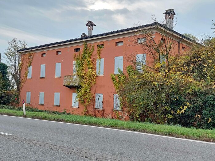 Casa con 12 locali in vendita in Via Emilia Ovest, Modena