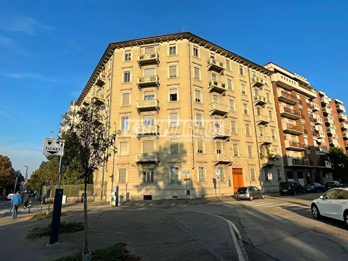 Appartamento trilocale in vendita in Via Luigi Cibrario, Torino