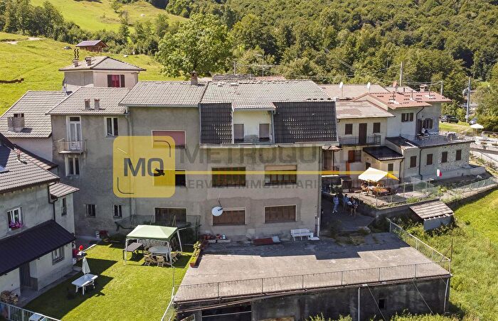 Casa con 15 locali in vendita in Località Centro, Morterone