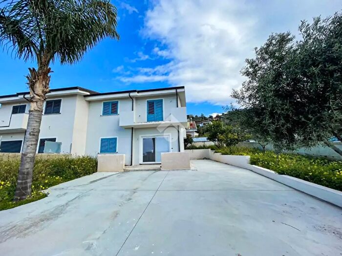 Casa quadrilocale in vendita in Contrada Gelseto, Falerna