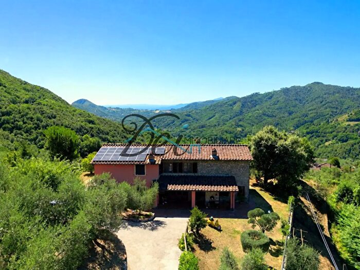 Casa con 7 locali in vendita in Via Teatro Vecchio, Borgo A Mozzano