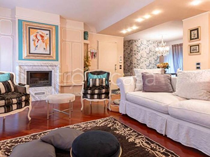 Casa con 6 locali in vendita in Prato