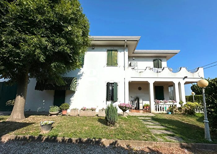 Casa con 15 locali in vendita in Conselve