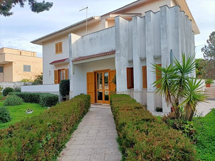 Casa con 17 locali in vendita in Via Lucio Ridenti, Taranto