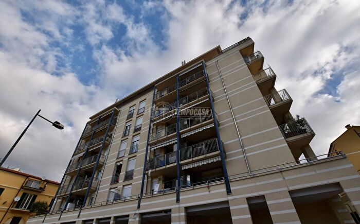 Appartamento con 5 locali in vendita in Via Giuseppe Fraschieri B, Savona