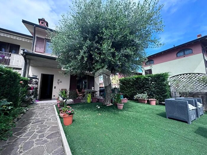 Casa quadrilocale in vendita in Via Don Sturzo, Costa Di Mezzate