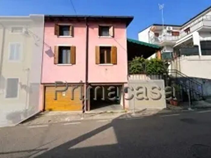 Casa quadrilocale in vendita in Piazza Papa Giovanni, Gambellara