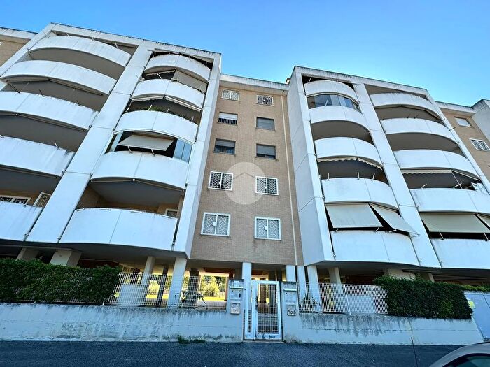 Appartamento trilocale in vendita in Via Luciano Conti, Roma