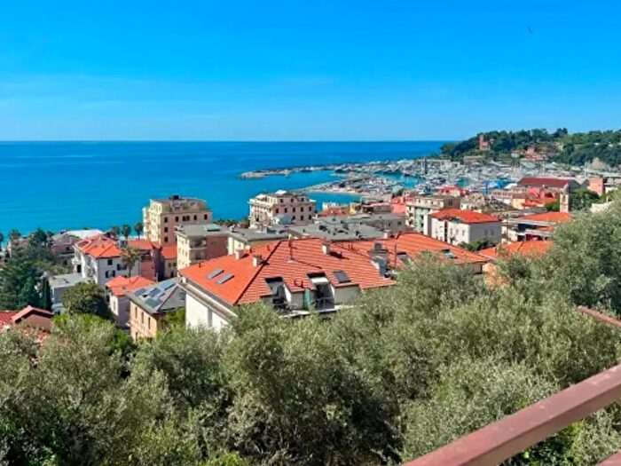 Appartamento con 6 locali in vendita in Via Bonfante, Varazze