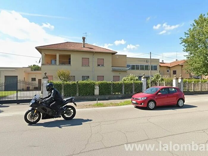 Casa con 10 locali in vendita in Viale Europa Unita, Caravaggio