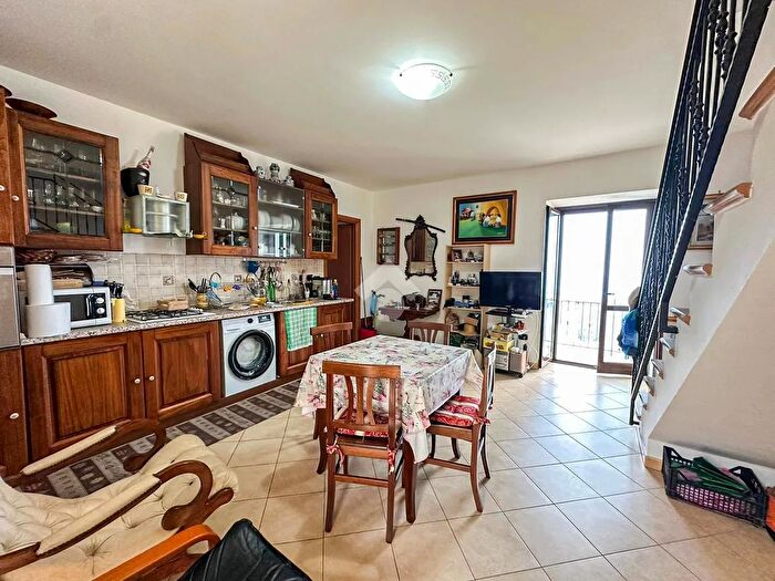 Appartamento con 5 locali in vendita in Via Pollella, San Lucido