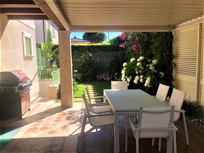 Casa con 5 locali in vendita in Montignoso