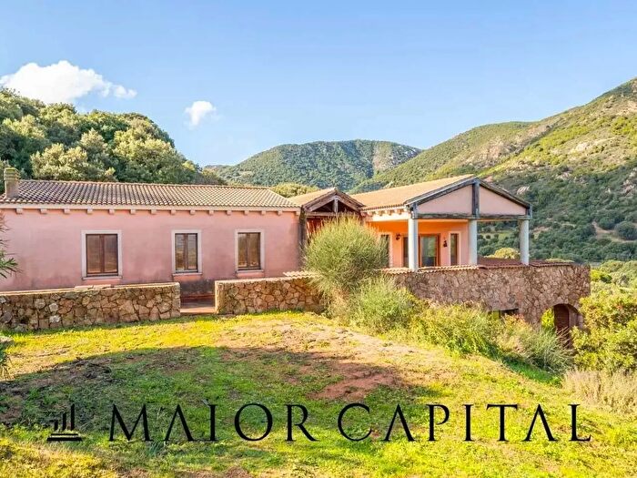 Casa con 7 locali in vendita in Padru