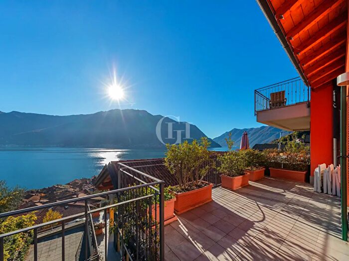 Appartamento con 9 locali in vendita in Via Vecchia Regina Snc, Sala Comacina