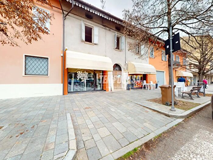 Casa quadrilocale in vendita in Viale Roma, Novellara