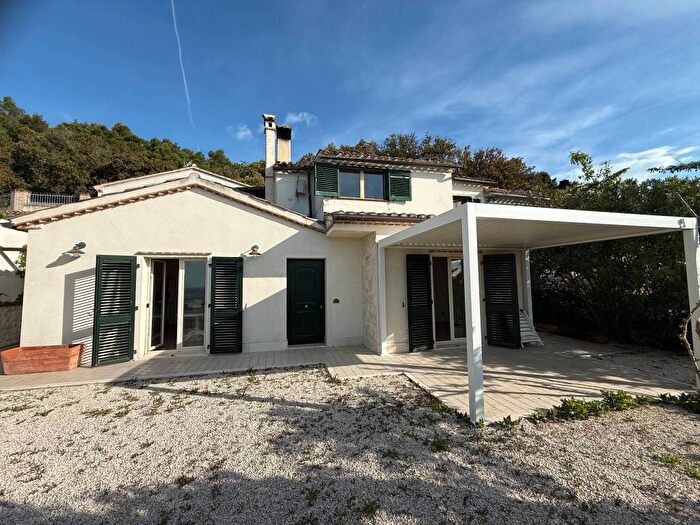 Casa trilocale in affitto in Via Monte Conero, Sirolo