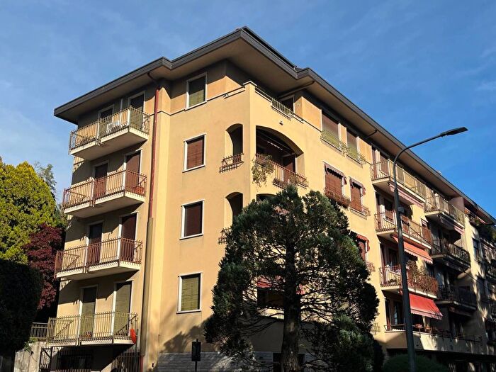 Appartamento con 6 locali in affitto in Via Pasubio, Casbeno, Varese