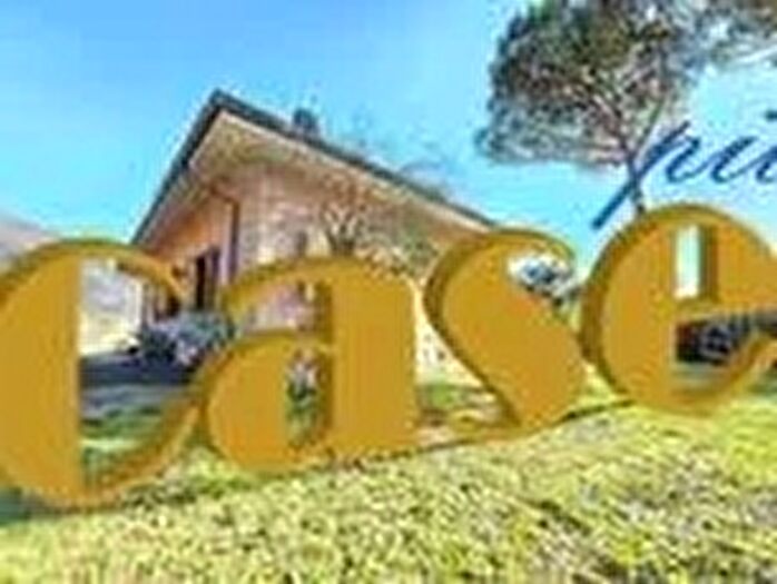 Casa con 16 locali in vendita in Camaiore