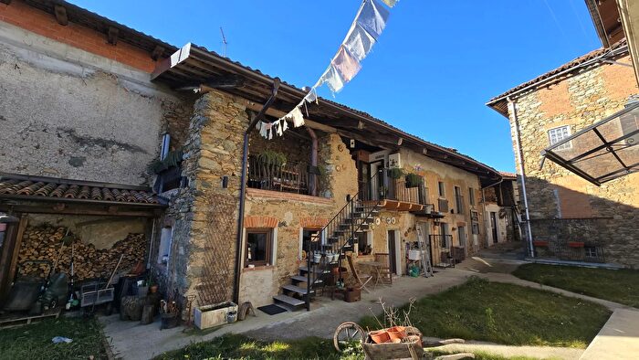 Casa con 8 locali in vendita in Via Monte Grappa Torrazzo Biella Piemonte Italia, Torrazzo