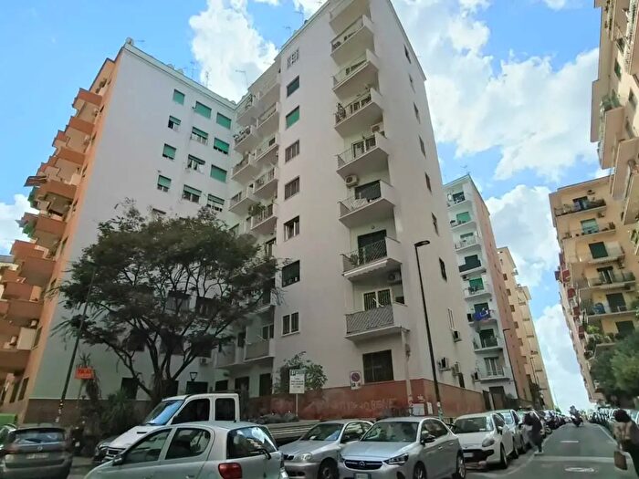 Appartamento con 5 locali in vendita in Via Francesco Cilea, Napoli