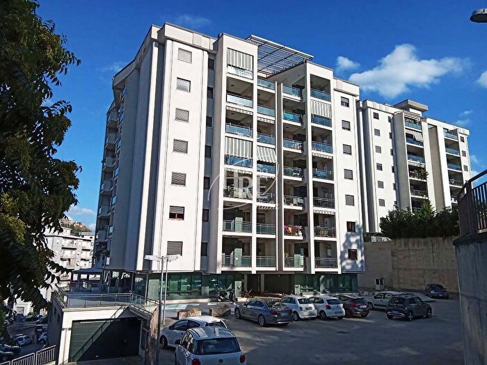 Appartamento con 5 locali in affitto in Viale della Repubblica, Acquedotto, Cosenza
