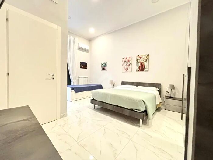 Appartamento con 5 locali in vendita in Via San Giovanni in Porta, Napoli